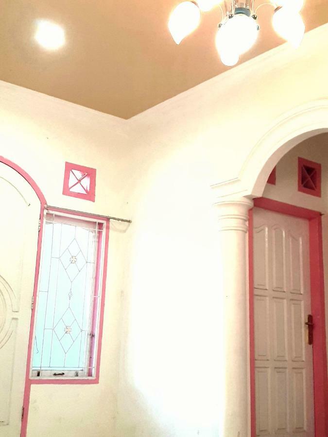 Almira Homestay Near Airport Jambi Exterior photo
